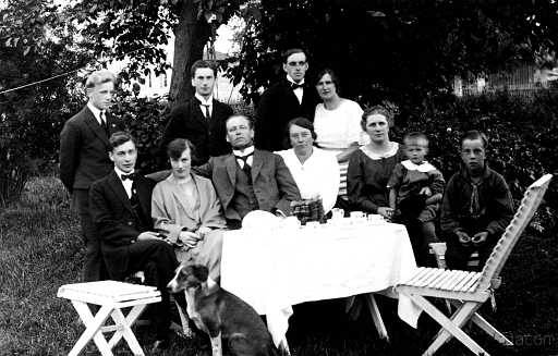 1923 Gruppbild utomhus vid kaffebordet.jpg - Foto från 1923 samling vid kaffebordet hos Kantor och Folkskoleläraren Jonas Sundén,Från vänster Knut Sundén, John och Lisa Victorin, Jonas Sundén med fru, Matilda Adolfsson med Bo-Erik Sjöberg i knäet samt Gunnar Sundén. – I bakgrunden det äkta paret Hildur och Knut Sjöberg.